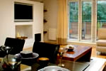 Salón moderno en unos de los Apartamentos Kilburn Salón moderno en unos de los Apartamentos Kilburn