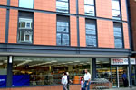El supermercado Tesco del edificio de los Apartamentos Kilburn El supermercado Tesco del edificio de los Apartamentos Kilburn