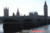 Big Ben con el puente de Westminster y un autobús turístico