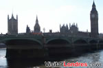 Big Ben con el puente de Westminster y un autob&uacute;s tur&iacute;stico