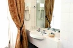 Ba&ntilde;o en el hotel Darlington