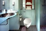 Ba&ntilde;o t&iacute;pico en unas de las habitaciones