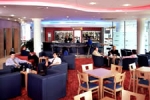 El bar ubicado en el hotel Ramada Encore London West