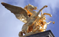 Unas de las inmensas esculturas del pegasos dorado